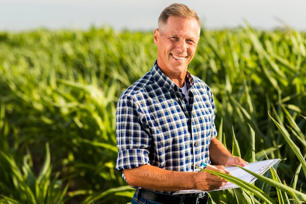 Smiley-Agronom mit mittlerem Schuss