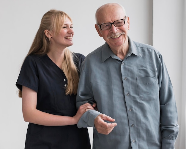 Smiley alter Mann und Krankenschwester