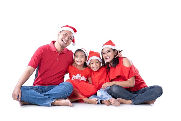 Smiley asiatische Familie mit Weihnachtsmützen