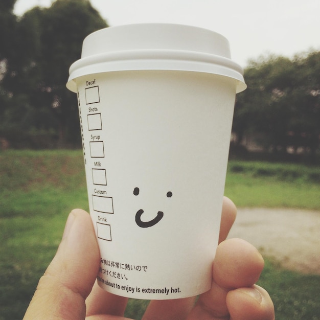 Smiley auf einer Einwegkaffeetasse gezeichnet