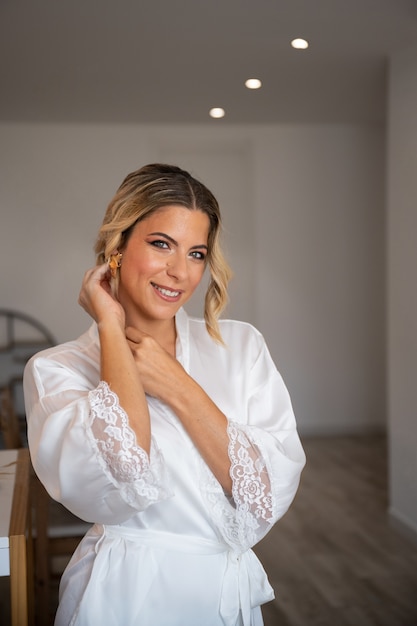 Foto smiley-braut der vorderansicht vor der hochzeit