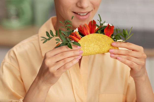 Foto smiley-erwachsener der vorderansicht, der taco hält