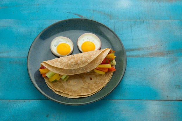 Smiley face food item chapati comida sana hecha de harina de trigo y se rellena con verduras