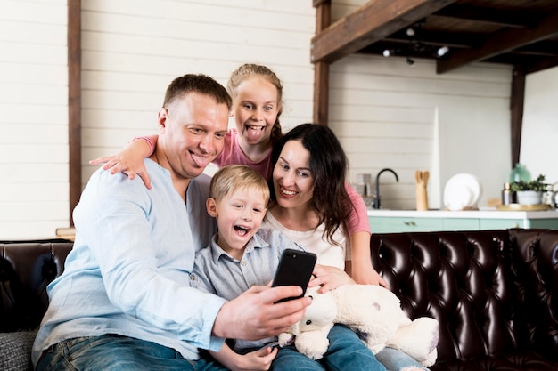 Foto smiley familie nimmt selfie zusammen