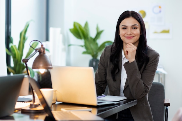 Foto smiley-frau bei der arbeit, mittlerer schuss