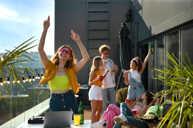 Foto smiley-frau, die dj bei der vorderansicht der party ist