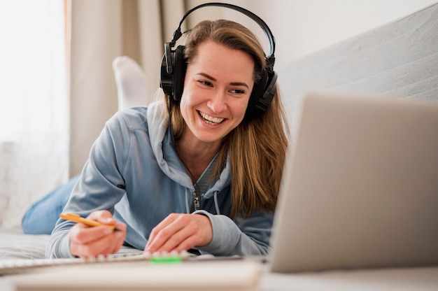 Smiley-Frau, die eine Online-Klasse besucht