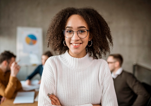 Foto smiley-frau, die während eines treffens aufwirft