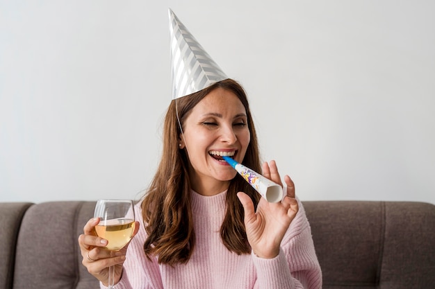 Foto smiley-frau in quarantäne feiert geburtstag