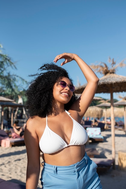 Smiley-Frau mit mittlerem Schuss am Strand