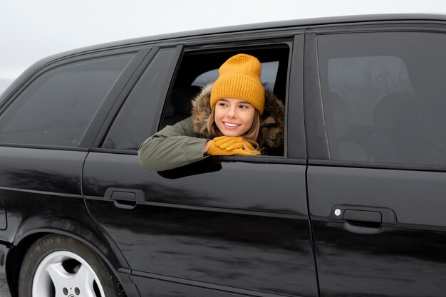 Smiley-Frau mit mittlerem Schuss im Auto