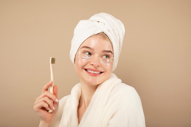 Foto smiley-frau mit pinsel mittlerer aufnahme