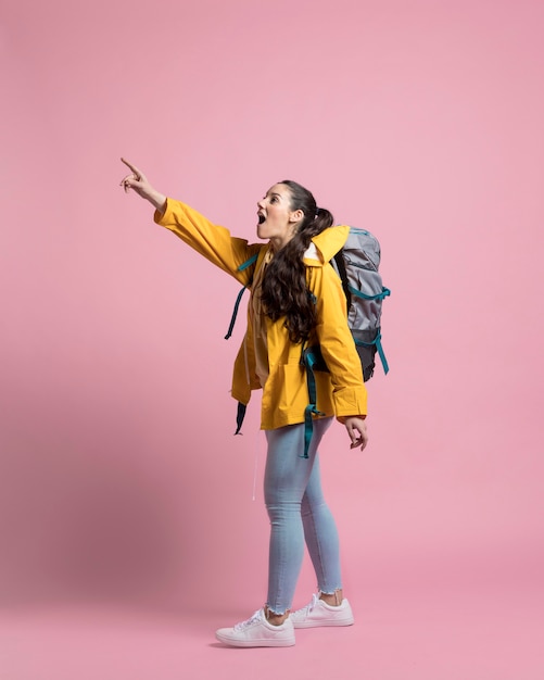 Foto smiley frau zeigt auf reisen