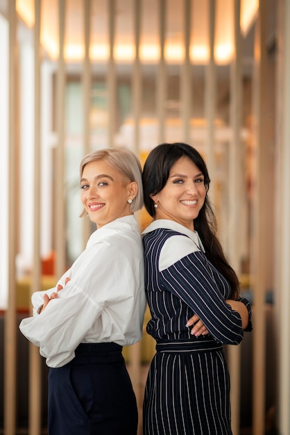 Foto smiley-frauen der seitenansicht, die zusammen aufwerfen