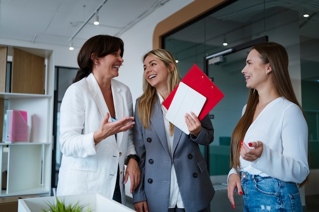 Smiley-Frauen der Vorderansicht bei der Arbeit