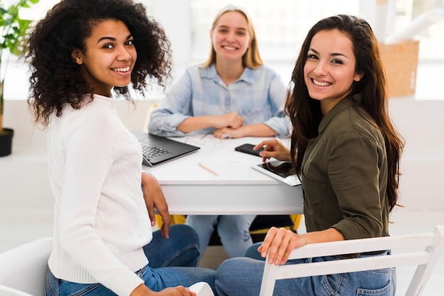 Smiley-Frauen im Büro