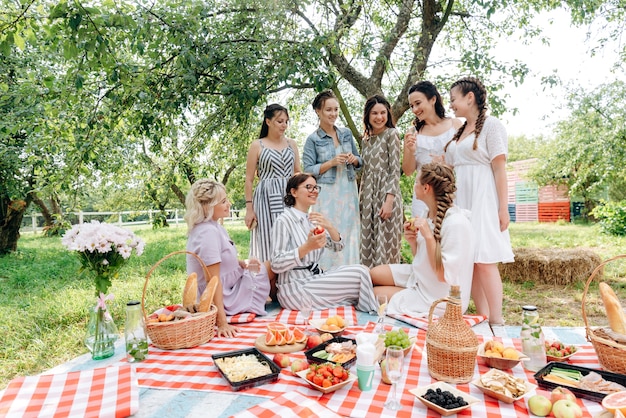 Smiley-Frauen im Freien, die sich auf einem Picknick entspannen