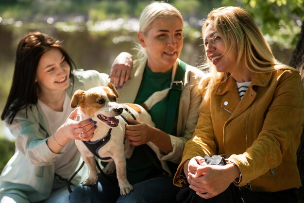 Smiley-Frauen mit mittlerem Schuss und Hund