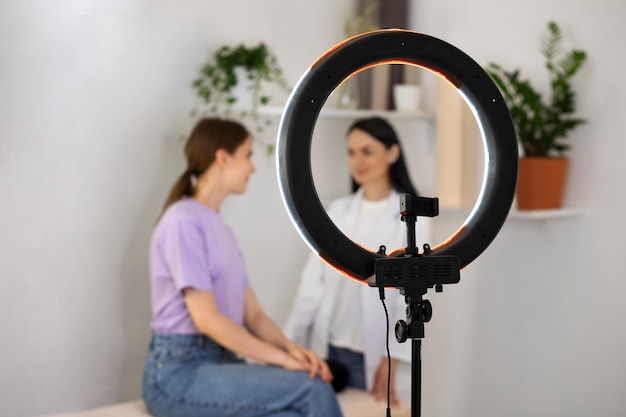 Foto smiley-frauen mit mittlerer aufnahme im innenbereich