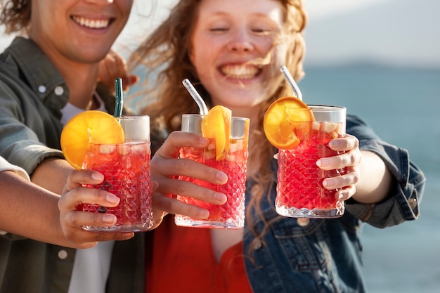 Foto smiley-freunde der vorderansicht, die sangria halten