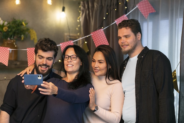 Smiley-Freunde machen Selfie Medium Shot