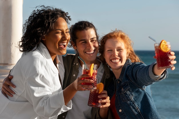 Foto smiley-freunde mit mittlerer aufnahme am meer