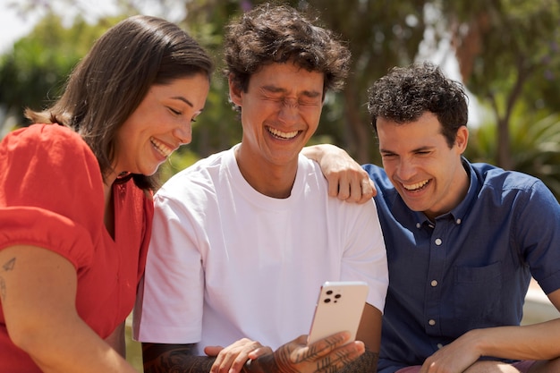 Foto smiley-freunde mit mittlerer aufnahme im freien