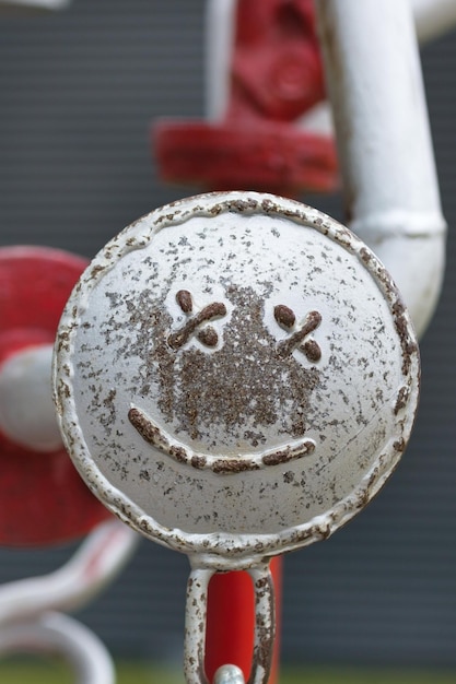 Smiley-Gesicht auf dem Rohrbau Glückliches Reparaturkonzept