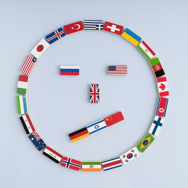 Smiley-Gesicht von Nationalflaggen auf Dominosteinen Konzept des Friedens und des Commonwealth
