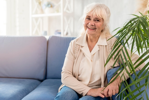 Smiley Großmutter auf der Couch