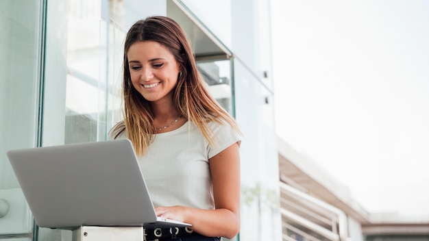 Smiley junge Dame mit Notebook