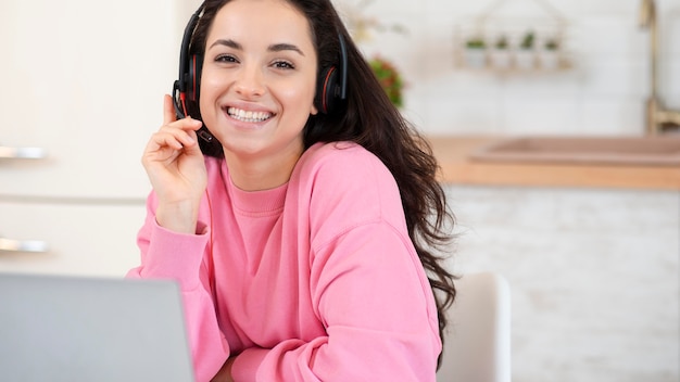 Foto smiley junger blogger mit headset und laptop