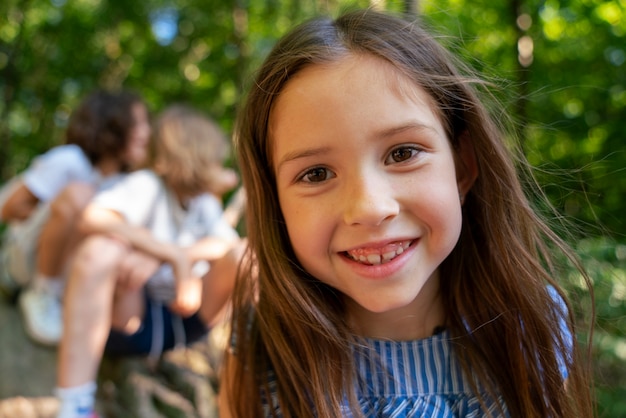 Foto smiley-kind der vorderansicht draußen