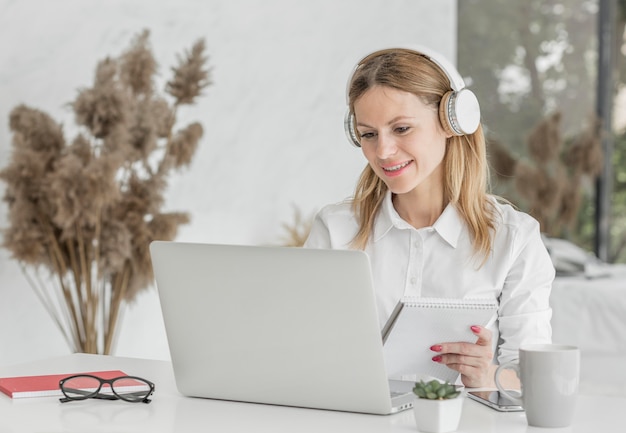 Foto smiley-lehrer bereitet sich auf eine online-klasse vor