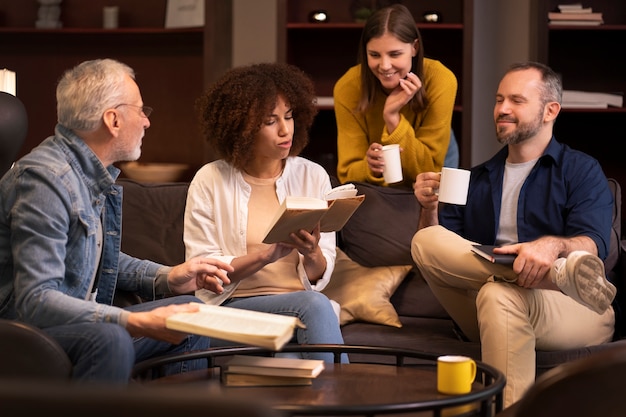 Foto smiley-leute mit mittlerer aufnahme im buchclub