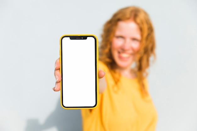 Smiley-Mädchen, das Smartphone hält