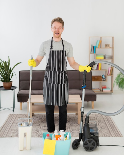 Foto smiley mann bereit zu putzen