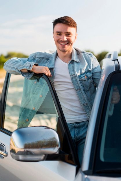 Smiley-Mann der Vorderansicht, der mit Auto aufwirft