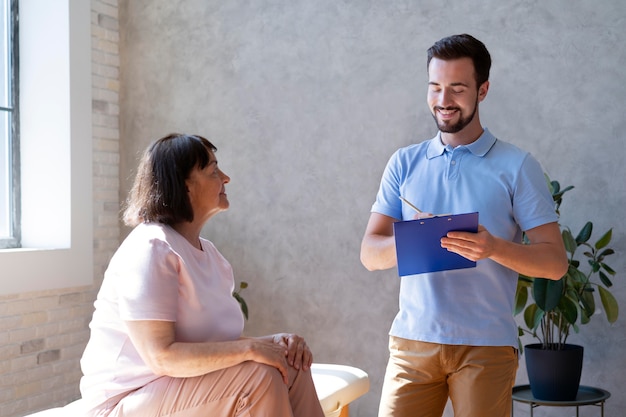 Foto smiley-mann und patient mit mittlerem schuss