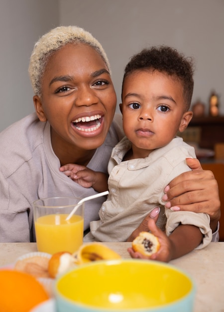 Smiley-Mutter und Kind der Vorderansicht mit Essen