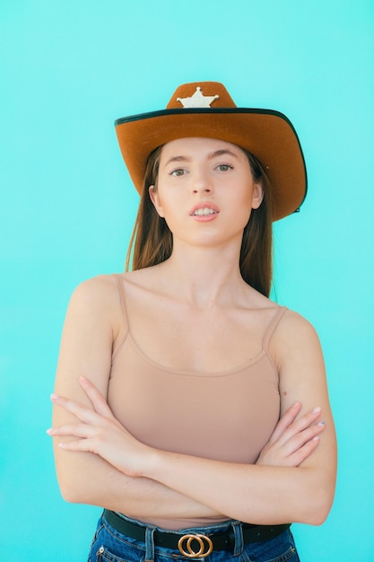 Smiley-Porträt einer schönen Frau mit einem Cowboyhut-Shooting im Studio