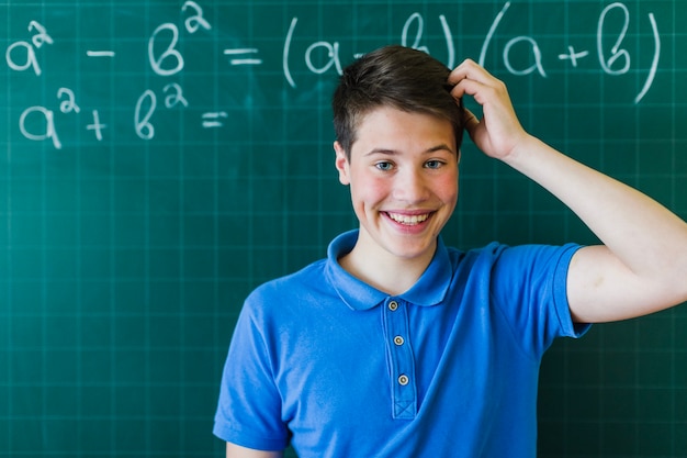 Smiley Studentin über Mathematik denken