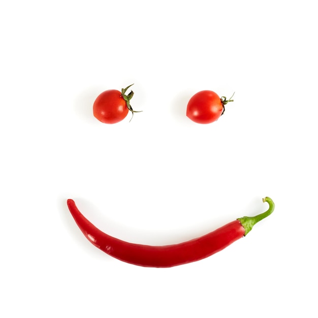 Smiley con tomates cherry y ají Vista desde arriba Fondo blanco