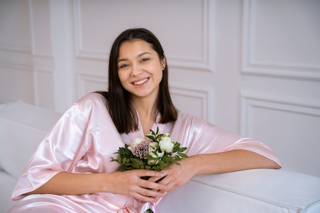 Foto smileyfrau des mittleren schusses, die blumen hält