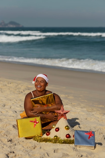 Foto smileyfrau des vollen schusses, die geschenke hält