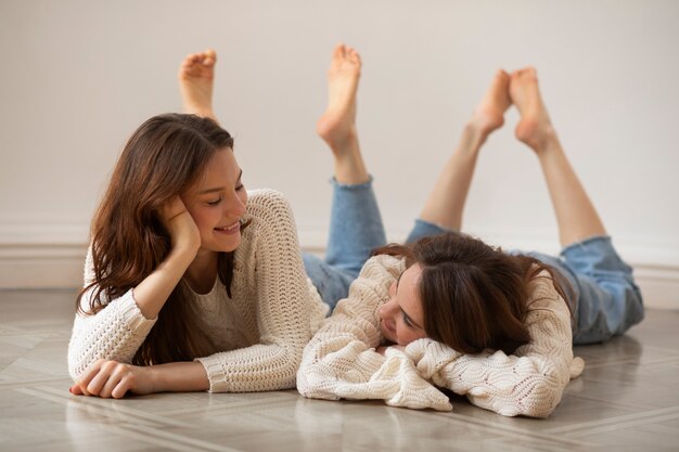 Foto smileyfrauen im vollen schuss des studios