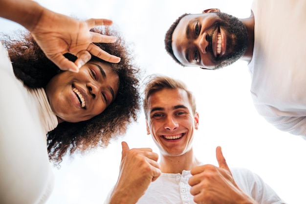 Foto smileyfreunde, die unten zur kamera schauen