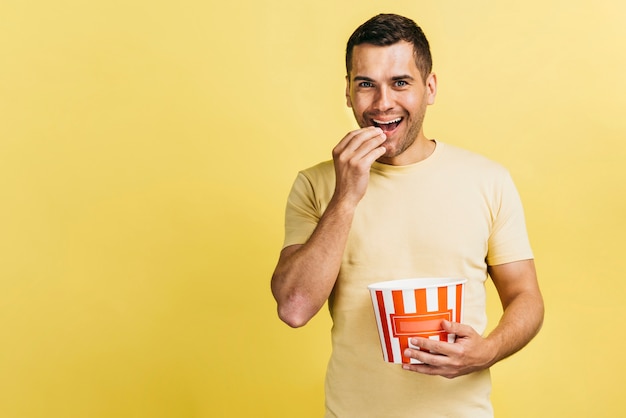 Foto smileymann, der popcorn isst