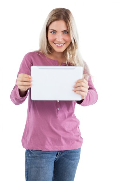 Foto smiling blond woman holding table pc