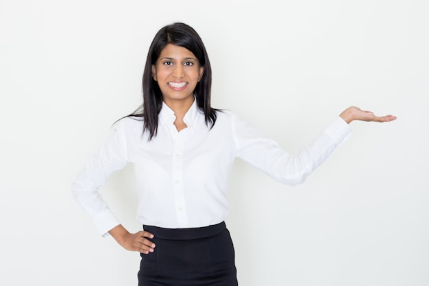 Smiling Indian Lady Holding Empty Space en Palm